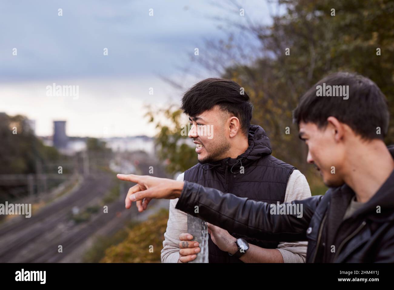 Des amis masculins qui parlent ensemble Banque D'Images