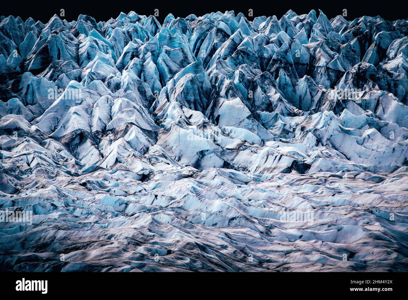 Dômes de glace du glacier de sortie de Fláajökull dans le sud de l'Islande (parc national de Vatnajökull) avec une calotte glaciaire recouverte de cendres volcaniques noires Banque D'Images