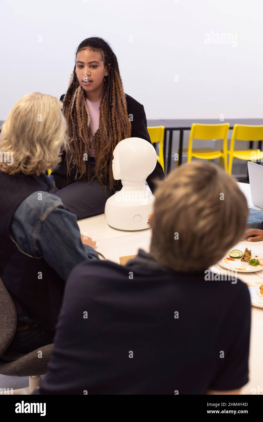 Les gens d'affaires discutent de l'assistant vocal robot pendant la réunion Banque D'Images