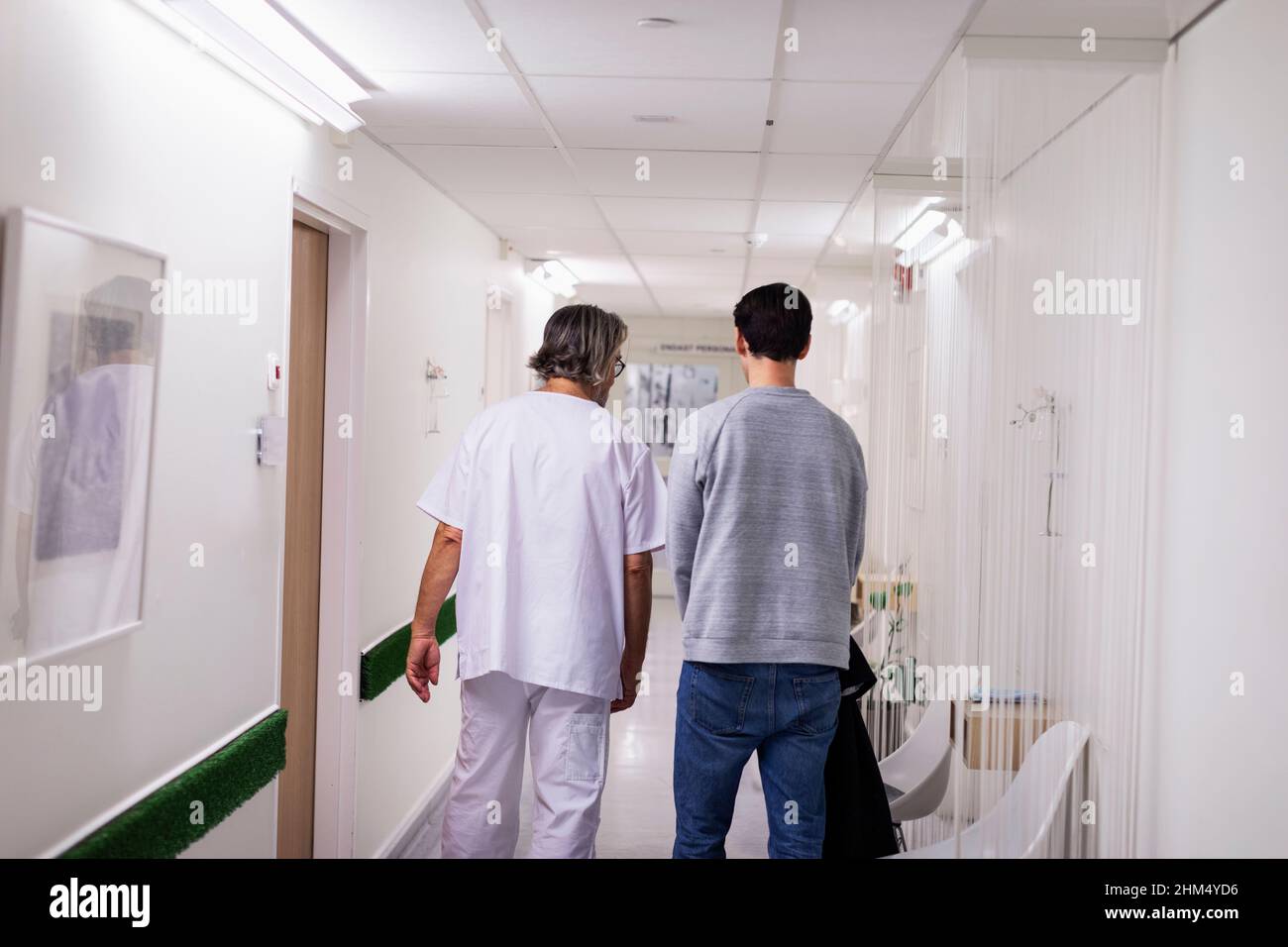 Médecin et patient dans le couloir de l'hôpital Banque D'Images