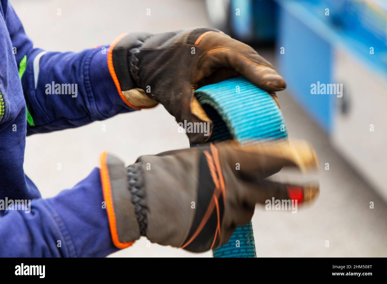 Mains tenant la corde bleue Banque D'Images