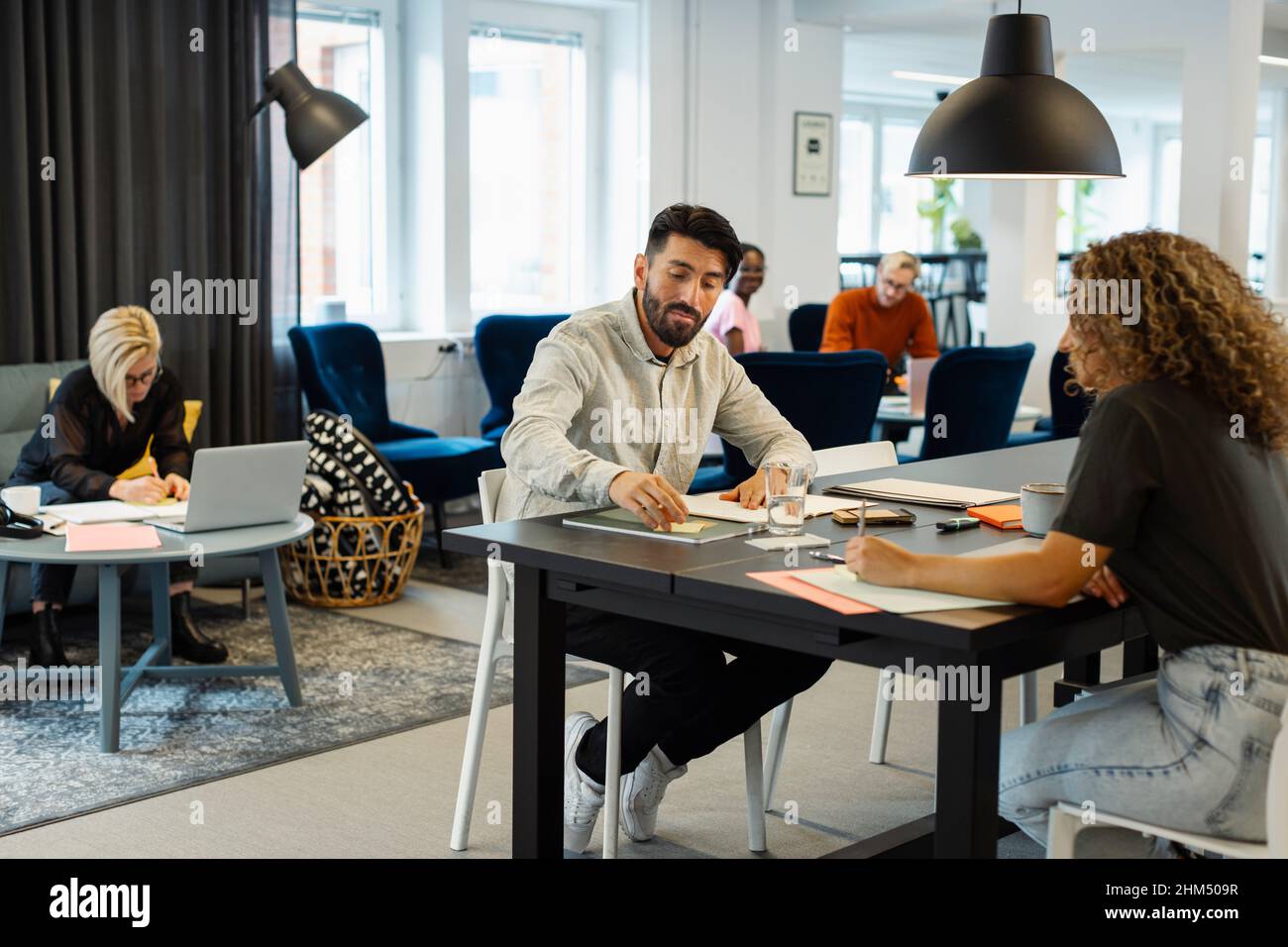 Business people working in office Banque D'Images