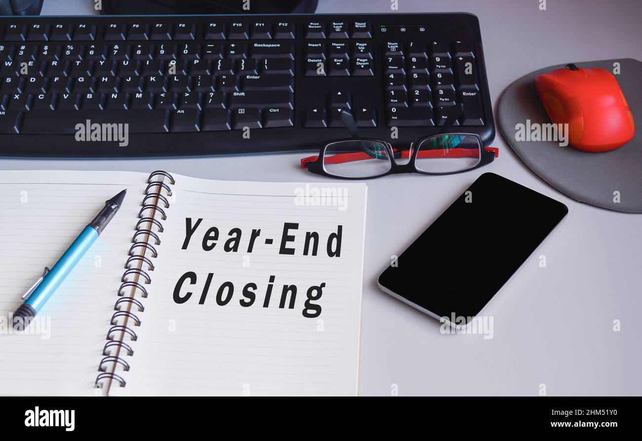 Texte sur le bloc-notes d'un bureau - clôture de fin d'année. Concept commercial et comptable Banque D'Images