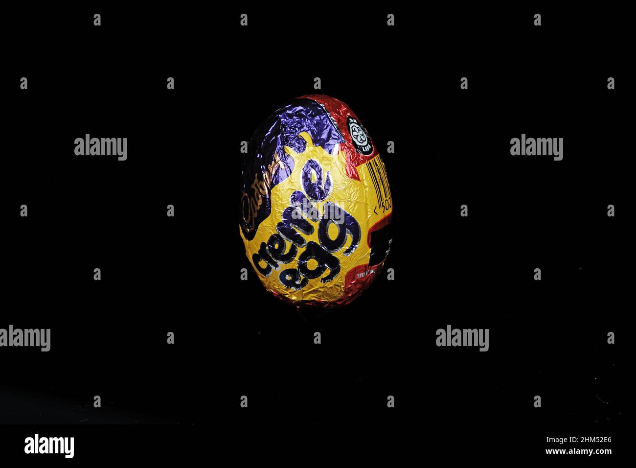 Cadbury Creme Egg (entier) sur fond noir Banque D'Images