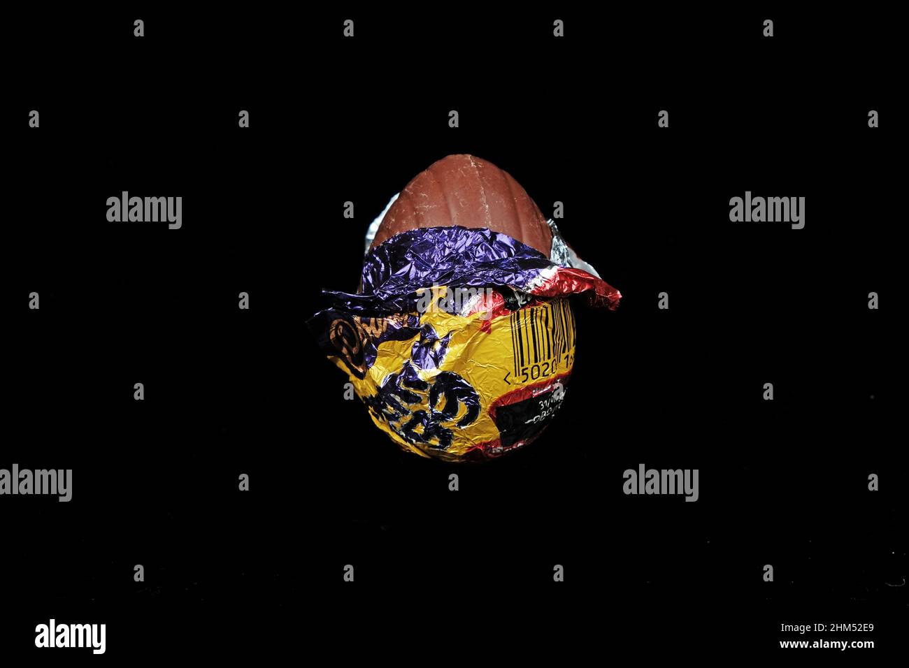 Cadbury Creme Egg (non emballé) sur fond noir Banque D'Images