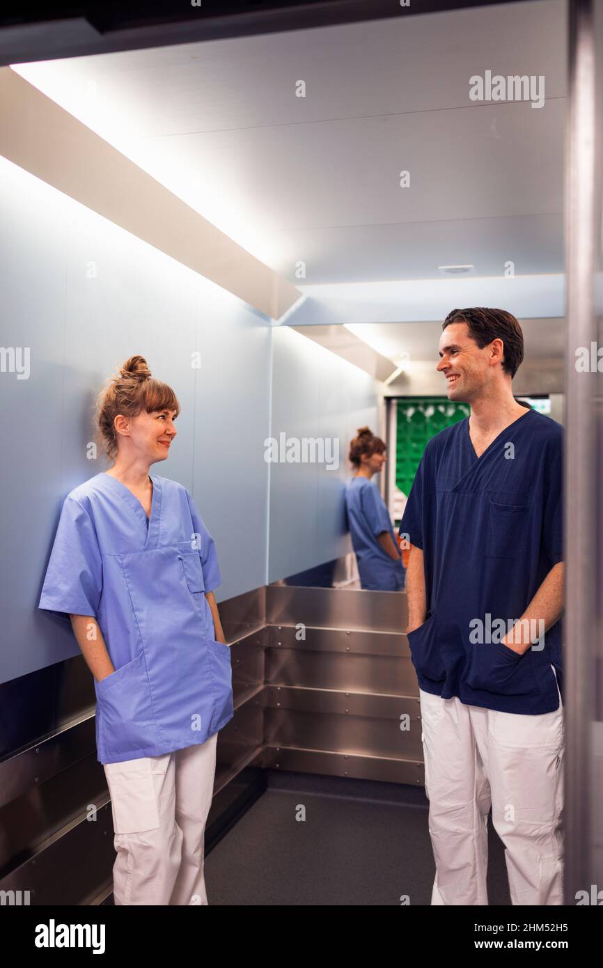 Le personnel médical parle dans l'ascenseur de l'hôpital Banque D'Images
