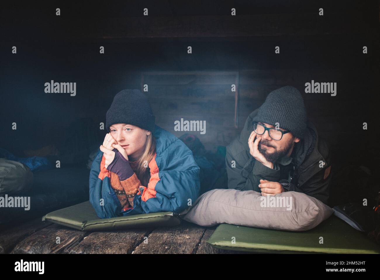 Randonneurs se reposant dans un abri en bois Banque D'Images