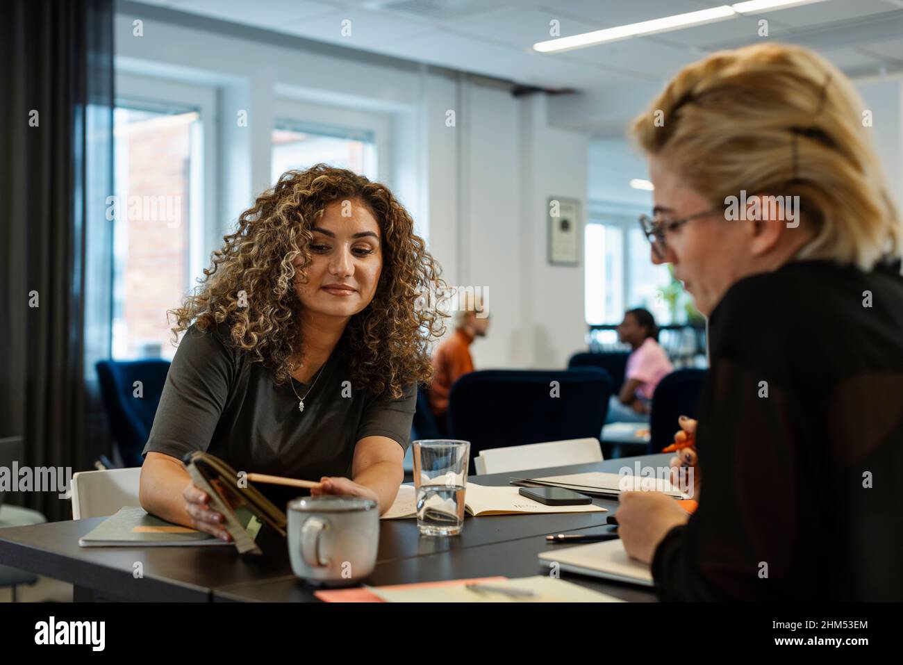 Businesswomen having meeting in office Banque D'Images