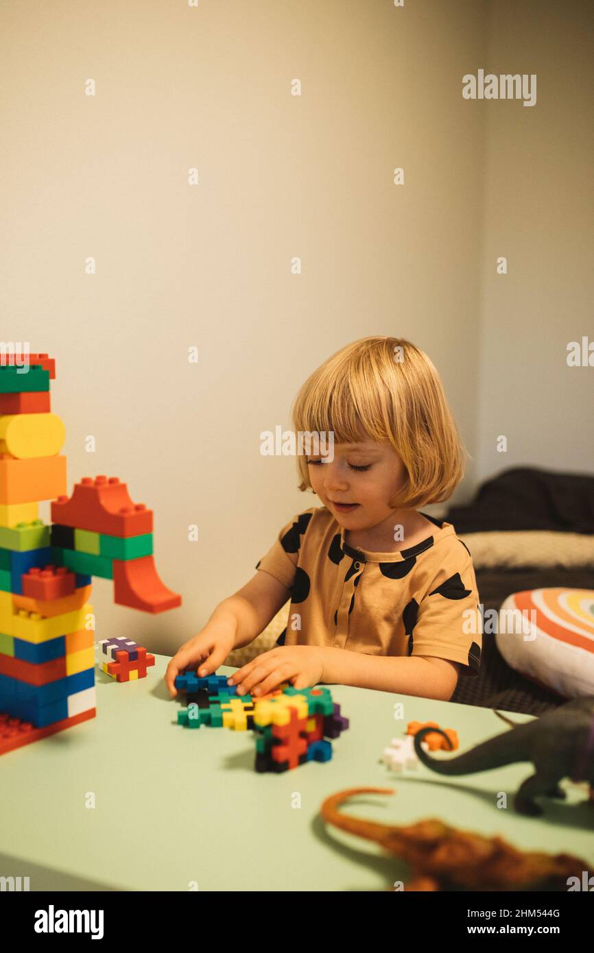 Fille jouant avec des blocs de jouets Banque D'Images