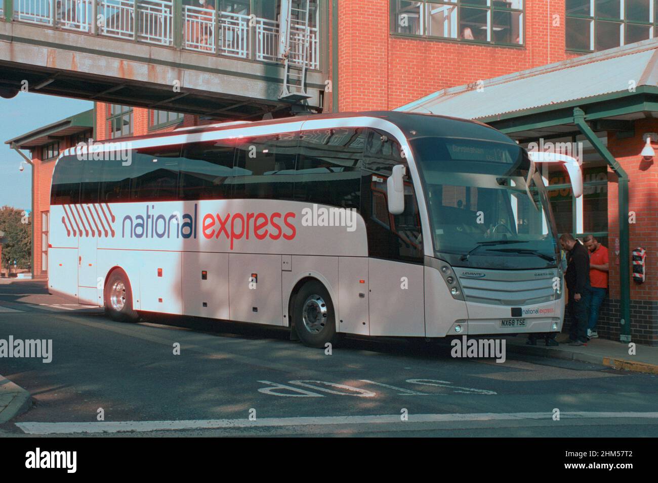 Sheffield, Royaume-Uni - 9 septembre 2021 : un autocar National Express à l'échangeur de Meadowhall. Banque D'Images