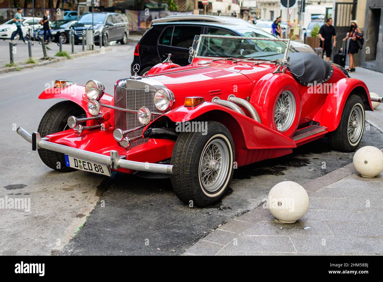 Bucarest, Roumanie, 29 août 2021: Une Mercedes rouge vif Excalibur voiture allemande vintage garée dans une rue à un événement pour les collections de voitures vintage, i Banque D'Images