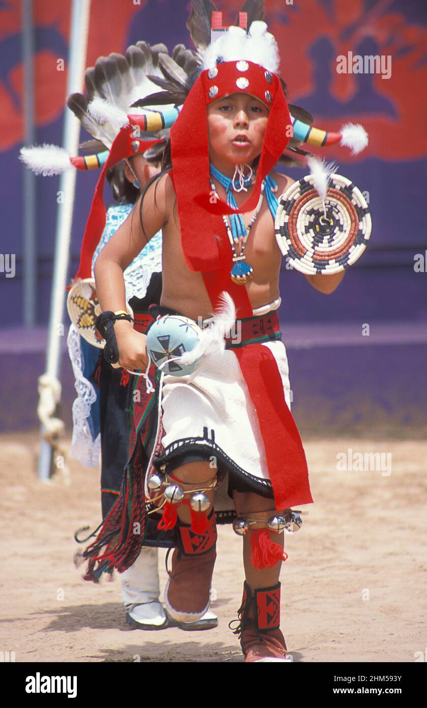 Les enfants autochtones américains lors de l'Assemblée annuelle de danse de cérémonie indienne intertribal, Gallap, Red Rock State Park, New Mexico, USA Banque D'Images