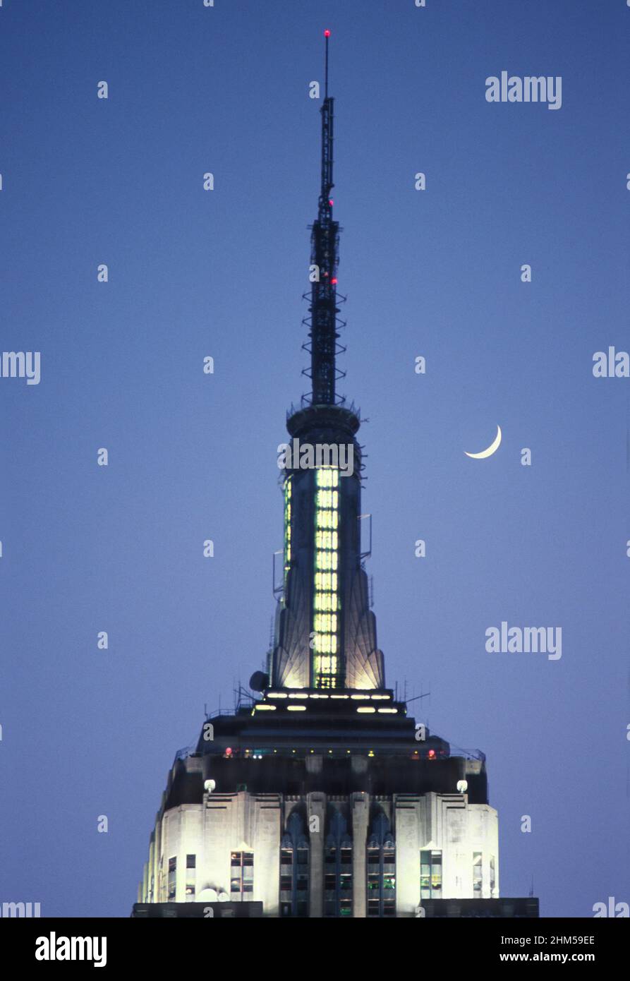 Empire State Building New York Night vertical. Tour de gratte-ciel art déco avec croissant de lune. Midtown Manhattan New York City États-Unis. Vue de dessus de l'antenne Banque D'Images
