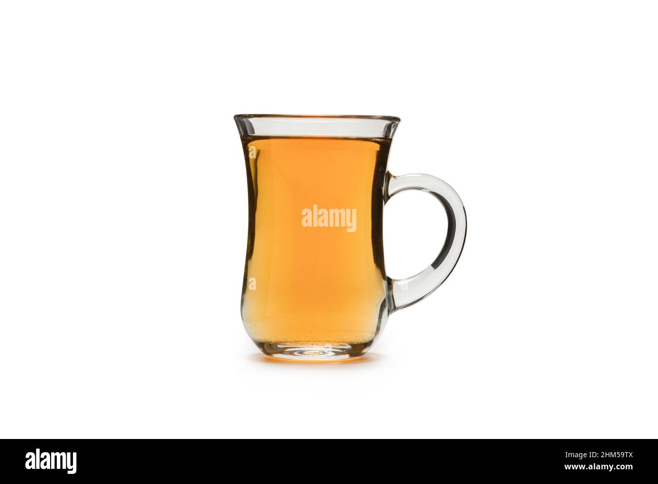 Un verre turc de thé isolé sur un fond blanc. Banque D'Images