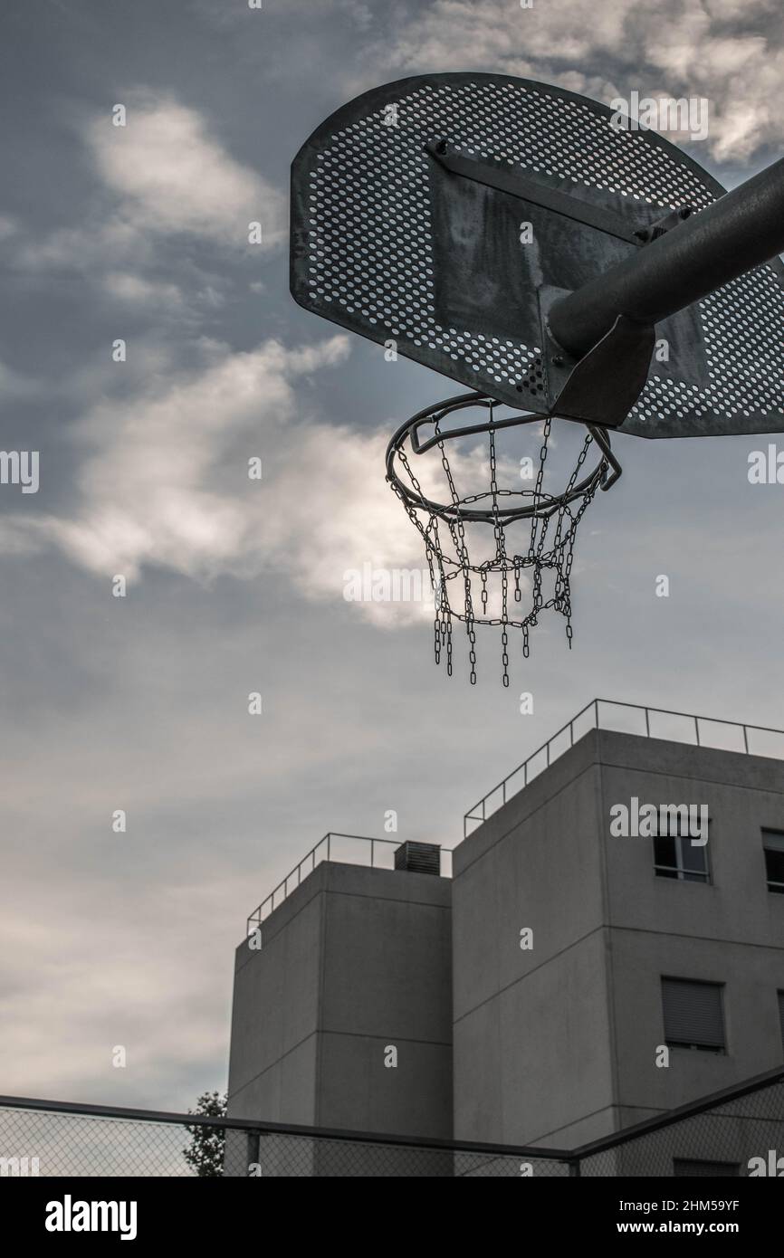 panier de basket-ball et filet contre le ciel Banque D'Images