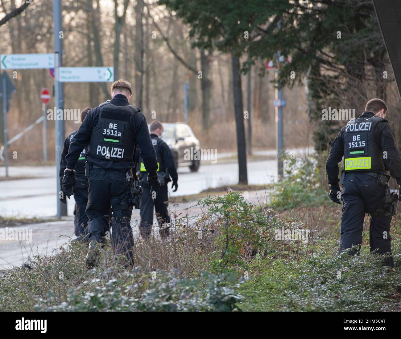 Berlin, Allemagne.07th févr. 2022.Les policiers sont à la recherche d'indices non loin d'un magasin de Kaufland sur Gutschmidstraße dans le quartier Britz de Neukölln.Selon la police, plusieurs personnes ont attaqué le conducteur d'une voiture blindée devant le bâtiment.Le gaz irritant a été utilisé dans le processus.L'auteur ou les auteurs sont en cours de course.Credit: Paul Zinken/dpa/Alay Live News Banque D'Images