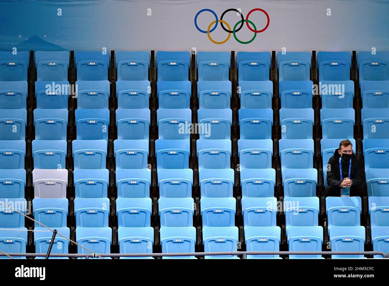Pékin, Chine.07th févr. 2022.Un spectateur solitaire est assis à des places vides aux finales de patinage de vitesse sur piste courte de 500m féminin dans le stade intérieur de la capitale aux Jeux Olympiques d'hiver de Beijing 2022 le lundi 7 février 2022.En raison de la réglementation en cas de pandémie, le gouvernement chinois a interdit à tous les fans, sauf certains, de participer aux jeux.Photo de Richard Ellis/UPI crédit: UPI/Alay Live News Banque D'Images