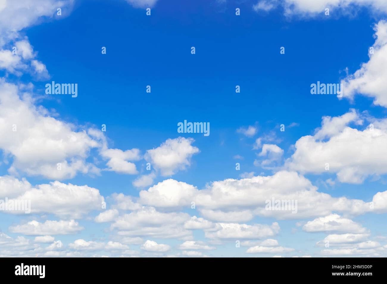 ciel bleu avec des nuages nuage moelleux dans le ciel bleu arrière-plan nature Banque D'Images