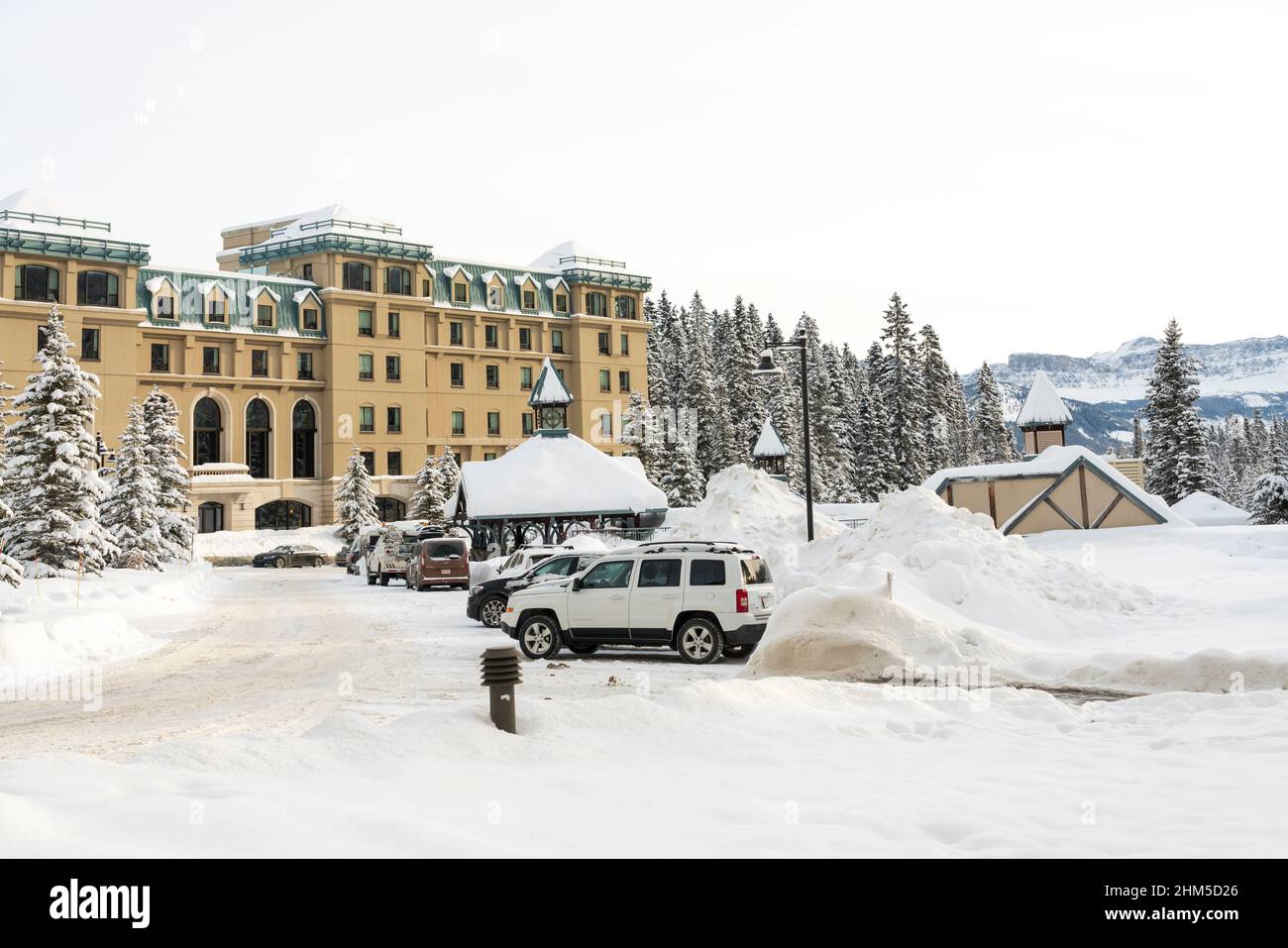 L'extérieur de l'hôtel Fairmont Château Lake Louise, situé à Lake Louise, dans le parc national Banff, Alberta Canada. Banque D'Images