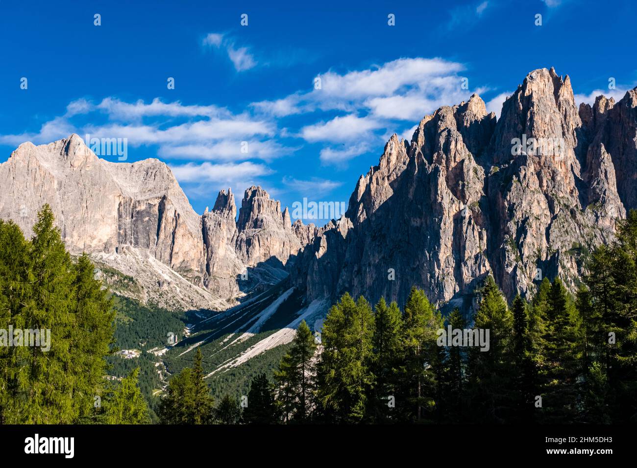 CIMA Catinaccio (à gauche), Torri di Vajolet (au milieu) et Gran Cavant avec Pala di Mesdi (à droite), principaux sommets du groupe Rosengarten. Banque D'Images