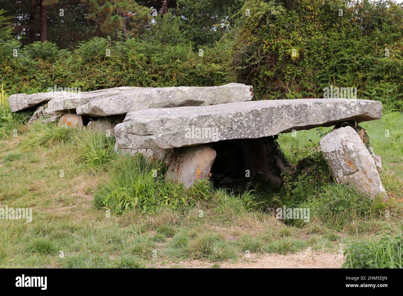 Dolmen Prajou-Menhir - monument mégalithique près de Trebeurden en Bretagne, France Banque D'Images