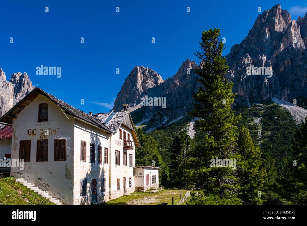 La cabane alpine Refugio Catinaccio, désormais fermée, est située près du Rifugio Gardeccia dans la vallée Val de Vajolet du groupe Rosengarten. Banque D'Images