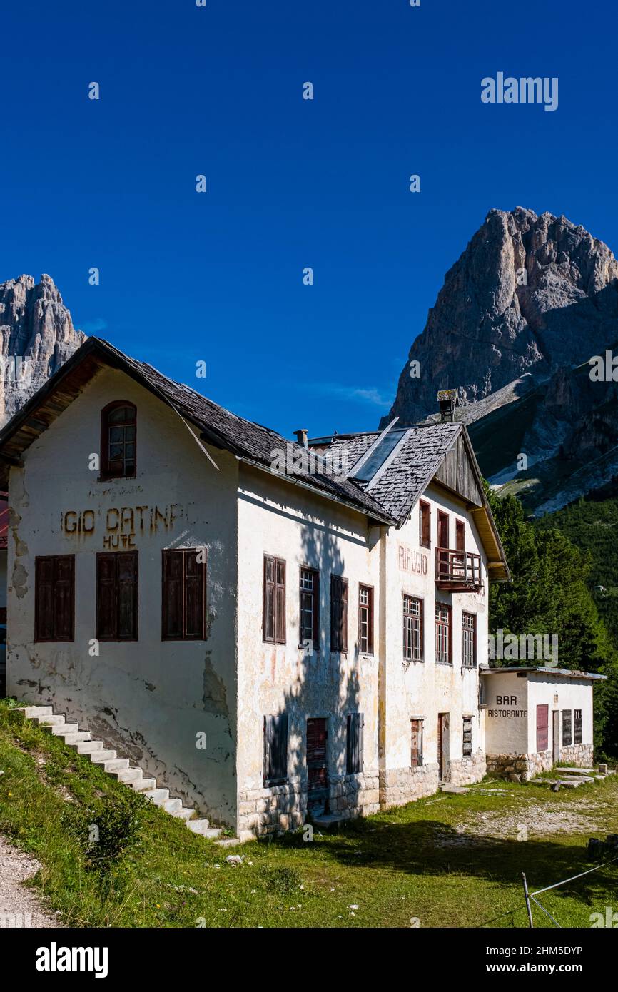 La cabane alpine Refugio Catinaccio, désormais fermée, est située près du Rifugio Gardeccia dans la vallée Val de Vajolet du groupe Rosengarten. Banque D'Images