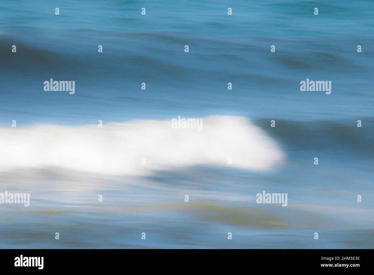 Eau bleue avec petites vagues Banque D'Images