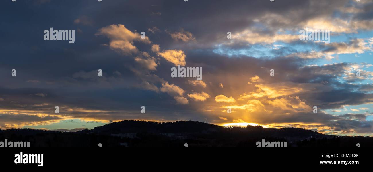 panorama sur les gratte-ciel - magnifique coucher de soleil ciel avec des nuages rouges Banque D'Images