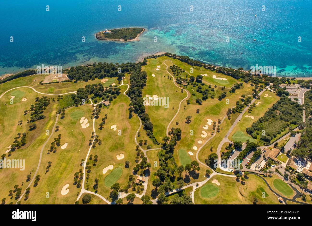 Vue aérienne, Club de Golf Alcanada, Alcanada Lighthouse Island, dans l'eau turquoise, Alcanada Lighthouse Illa Alcanada, Pont d'Inca, sa Creu Verm Banque D'Images