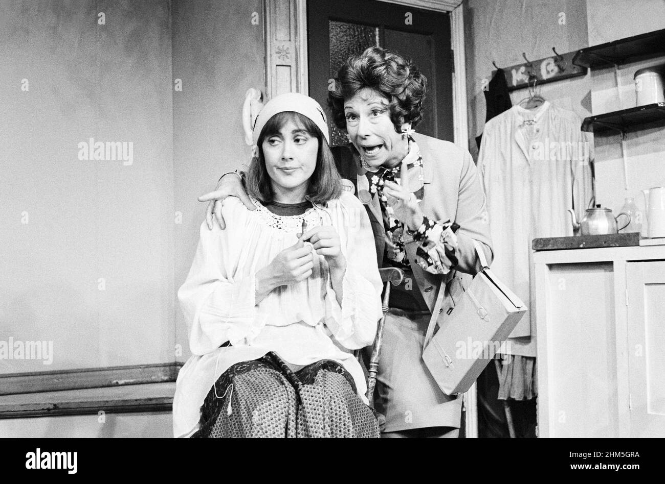 l-r: Paula Wilcox (Liz), Barbara New (Betty) en PLEIN PLAISIR par Victoria Wood au King’s Head Theatre Club, Londres N1 10/1980 conception du costume: Maggie Smith chorégraphe: Fred Peters réalisateur: Andy Hinds Banque D'Images