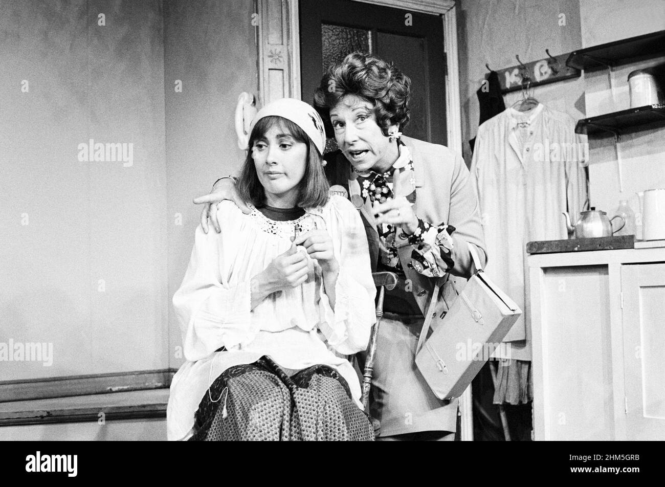 l-r: Paula Wilcox (Liz), Barbara New (Betty) en PLEIN PLAISIR par Victoria Wood au King’s Head Theatre Club, Londres N1 10/1980 conception du costume: Maggie Smith chorégraphe: Fred Peters réalisateur: Andy Hinds Banque D'Images