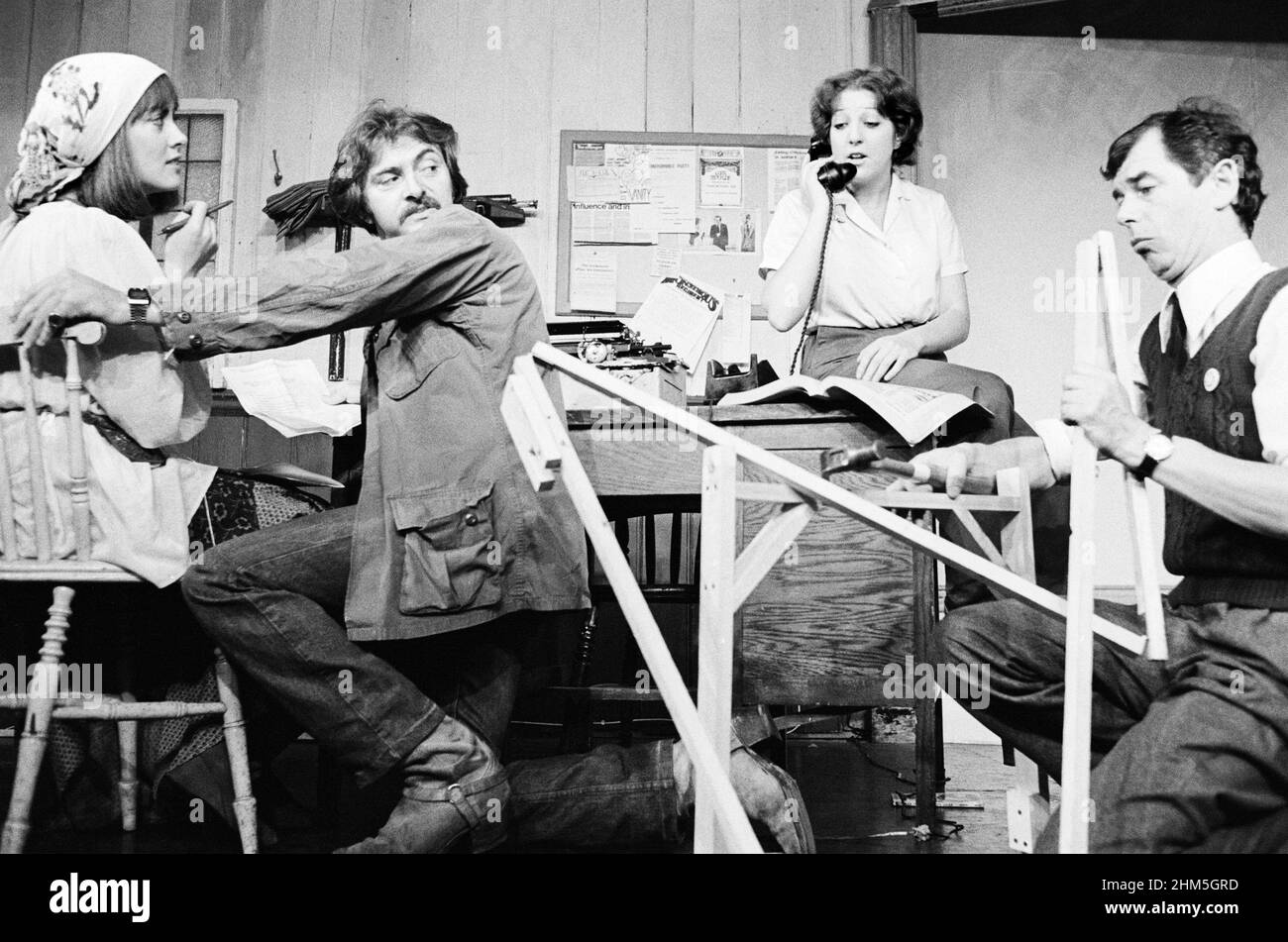 l-r: Paula Wilcox (Liz), Tony Spannell (Mike), Nichita McAuliffe (Elsie), Kevin Moore (Frank) en PLEIN PLAISIR par Victoria Wood au King’s Head Theatre Club, Londres N1 10/1980 conception de costumes: Maggie Smith chorégraphe: Fred Peters réalisateur: Andy Hinds Banque D'Images