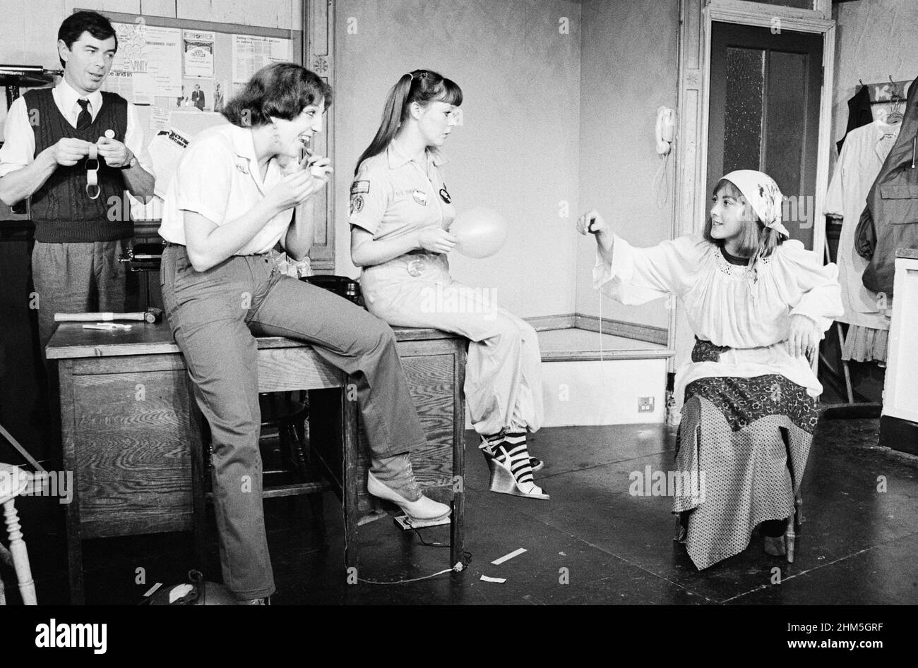 l-r: Kevin Moore (Frank), Nichita McAuliffe (Elsie), Tina Marian (Lynne), Paula Wilcox (Liz) en PLEIN PLAISIR par Victoria Wood au King’s Head Theatre Club, Londres N1 10/1980 conception de costumes: Maggie Smith chorégraphe: Fred Peters réalisateur: Andy Hinds Banque D'Images
