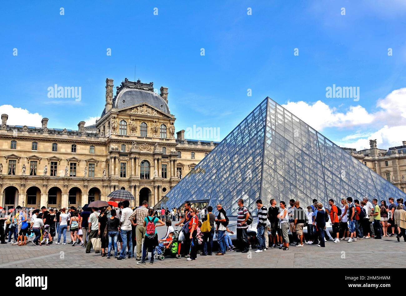 Louvre avant pyramide Banque de photographies et d’images à haute