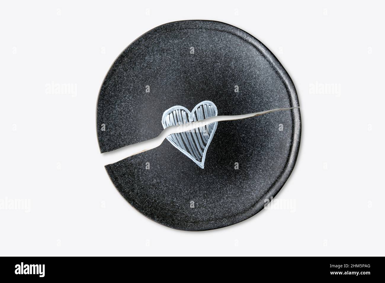 Plaque en céramique cassée avec un cœur peint isolé sur un fond blanc Banque D'Images