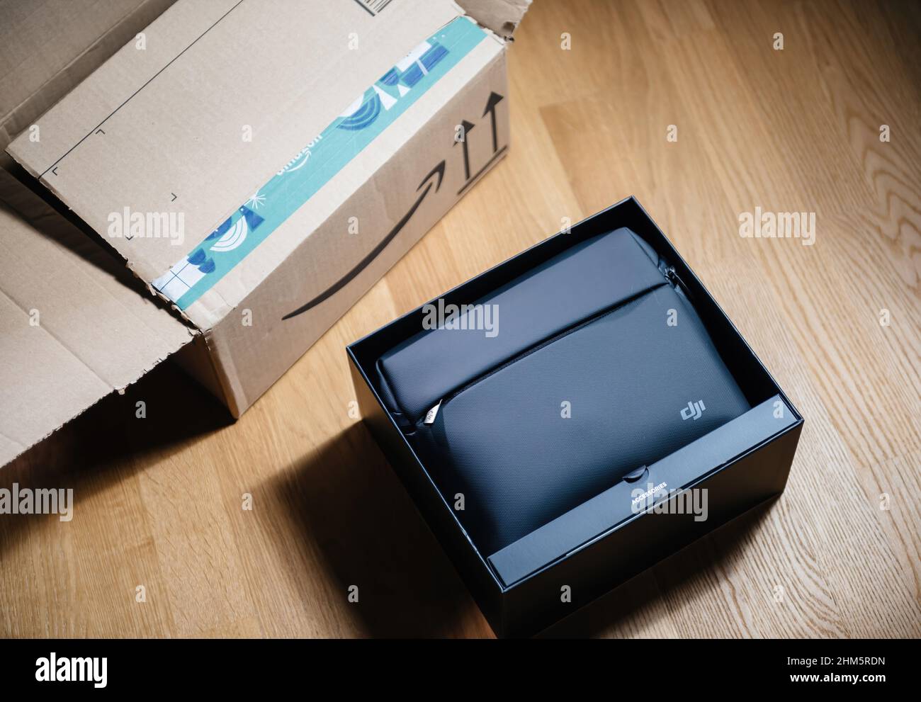 Paris, France - 14 janvier 2022 : vue d'en haut du logotype de luxe DJI après le déballage d'un nouveau sac à bandoulière de drone. DJI est une société de technologie chinoise dont le siège est situé à Shenzhen, Guangdong, Banque D'Images