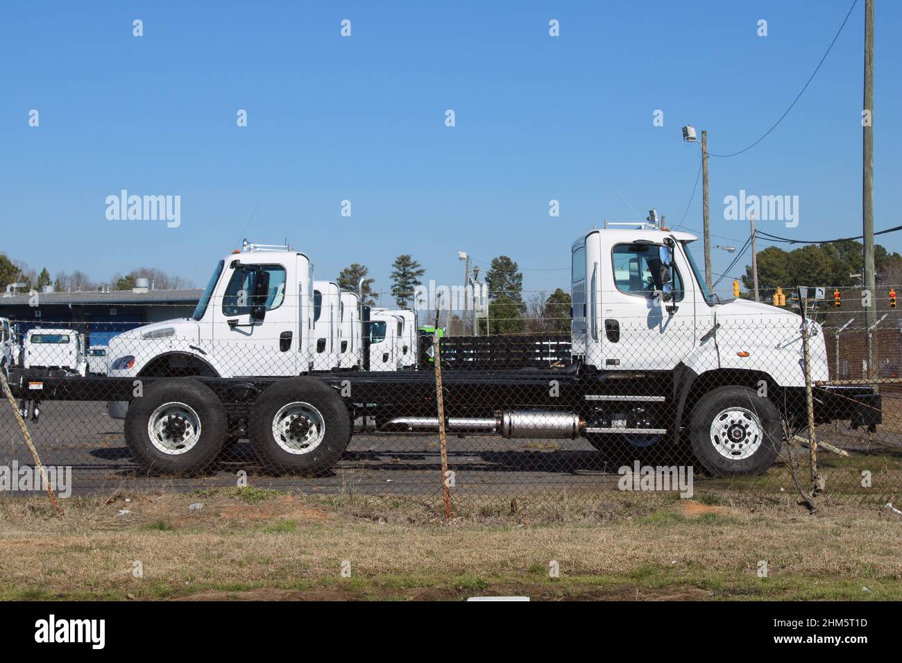 Camions blancs dans le lot d'usine Banque D'Images