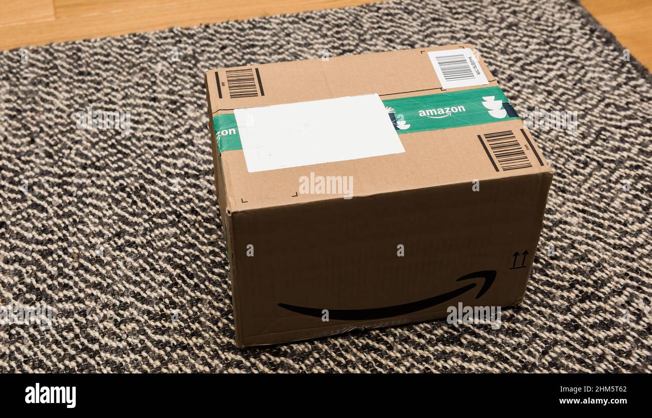 Paris, France - 29 novembre 2021 : livraison à domicile carton Amazon  Premium avec ruban de scotch Noël vacances d'hiver - emballage numéro E3  sur tapis Photo Stock - Alamy