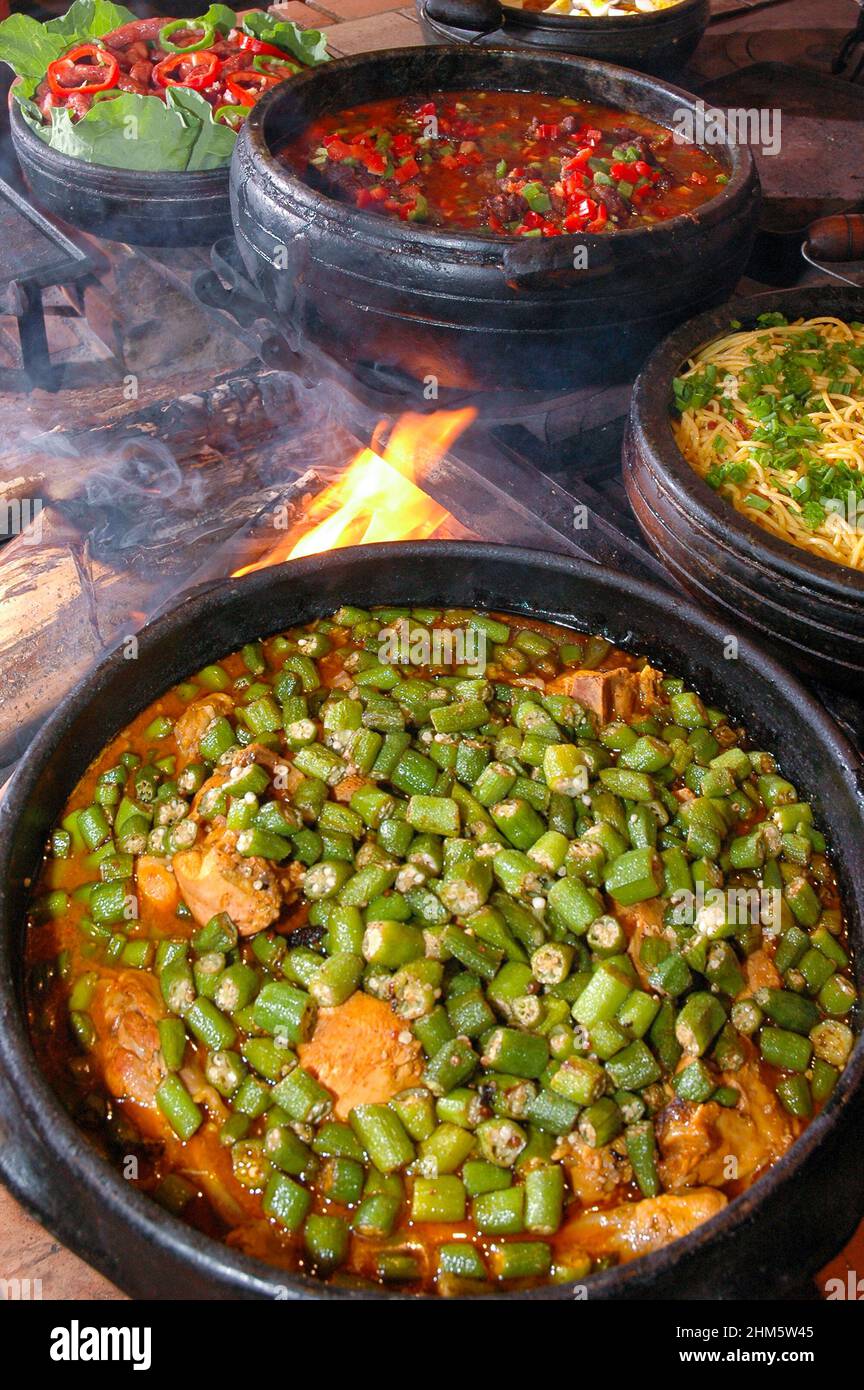 Okra Ragut Ragoût de poulet à l'okra au four à bois Photo Stock - Alamy