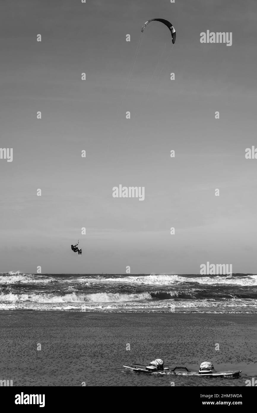 Kite surf dans la tempête en hiver avec des sauts extrêmes. Plage Scheveningen un quartier de la Haye aux pays-Bas Banque D'Images