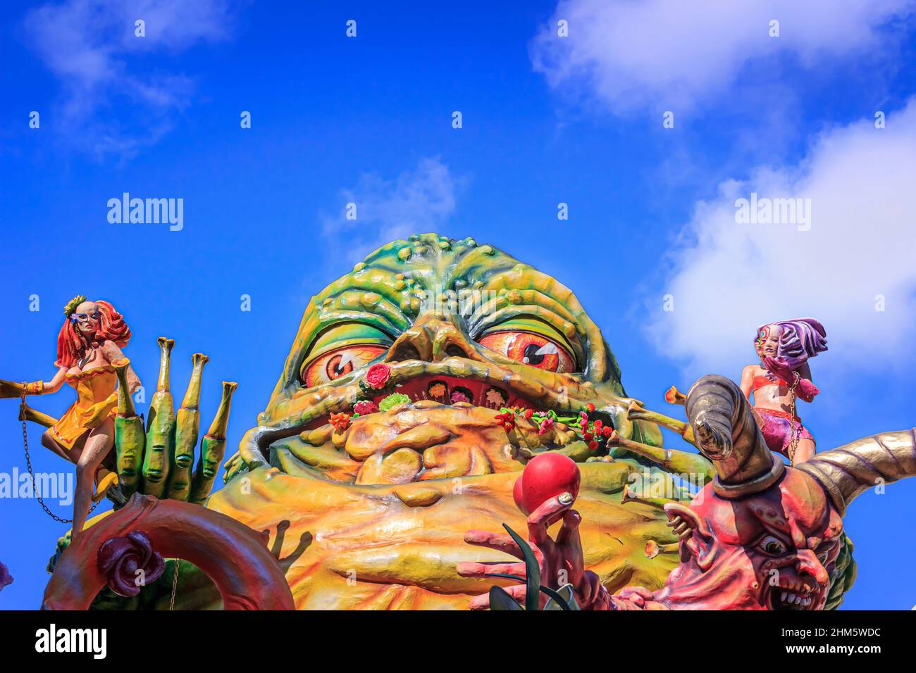 Putignano, Apulia, Italie - 15 février 2015 : flotteurs de carnaval, monstre de la maque papier. Carnaval de Putignano: Flotteur allégorique de péchés mortels Banque D'Images