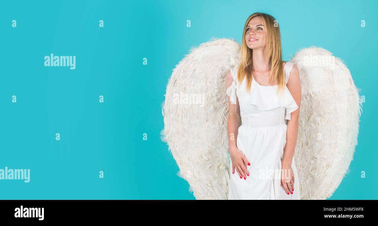 Valentin ange femme. Belle Cupidon fille avec ailes blanches. Fête de la Saint-Valentin. Copier l'espace. Banque D'Images