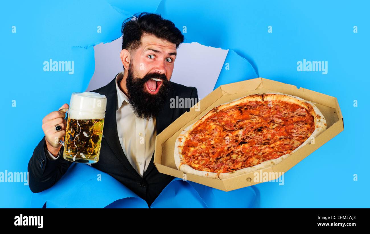 Homme barbu avec une délicieuse pizza et de la bière froide. Cuisine italienne. Concept de livraison de pizza. Banque D'Images