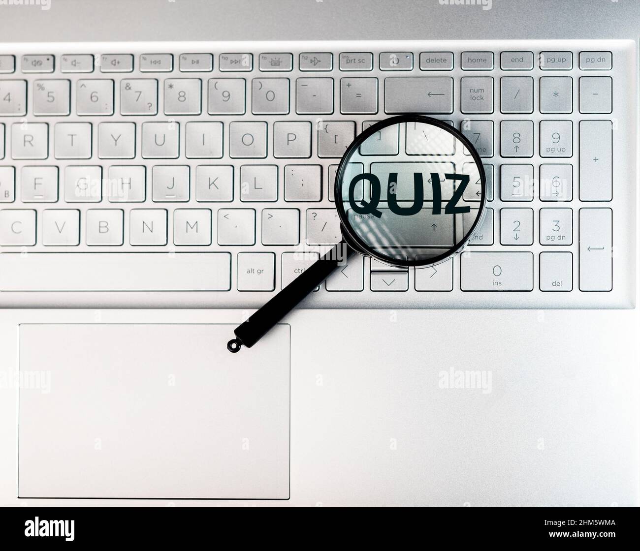 Quiz sur la loupe du clavier de l'ordinateur portable. Banque D'Images