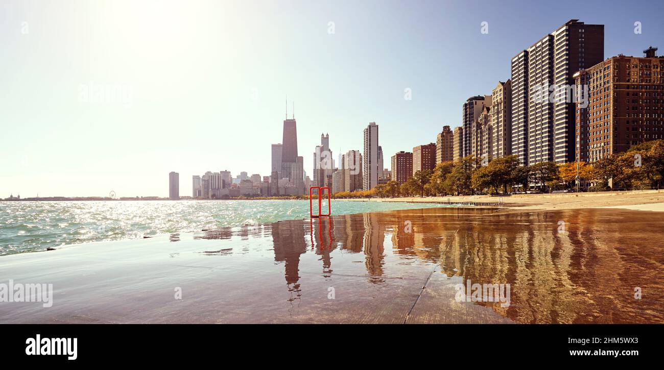 Lever du soleil au bord du lac Michigan à Chicago, couleur appliquée, Illinois, États-Unis. Banque D'Images