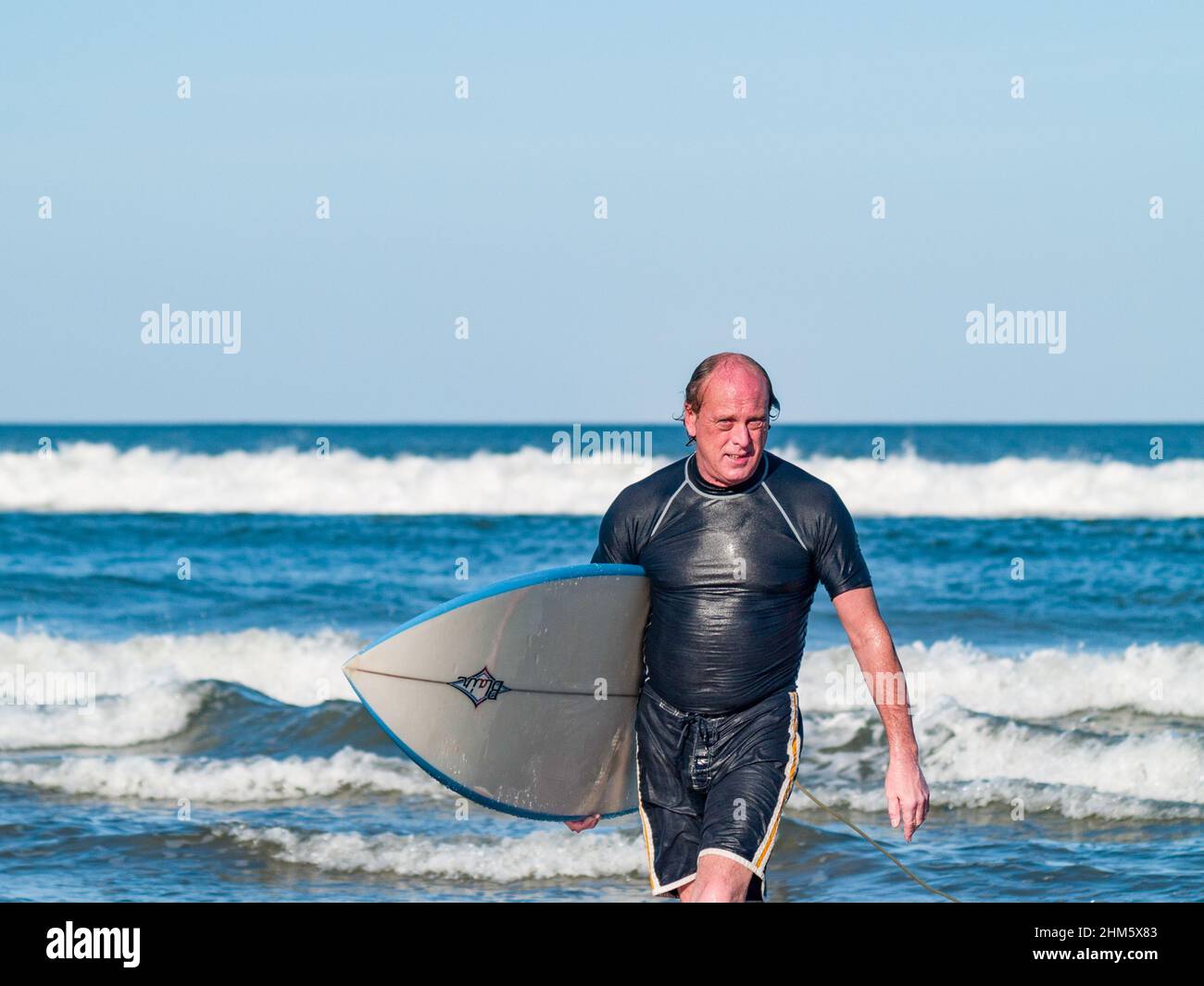 Old Surfer Dude, Tamarindo, Costa Rica Banque D'Images