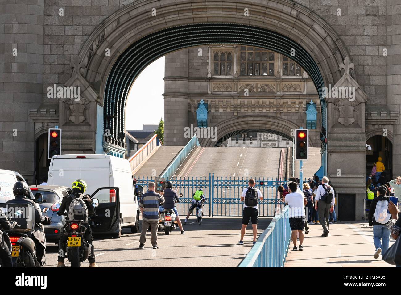 Londres, Angleterre - 2022 août : personnes et trafic attendant la réouverture du Tower Bridge après avoir autorisé un bateau à traverser la Tamise. Banque D'Images