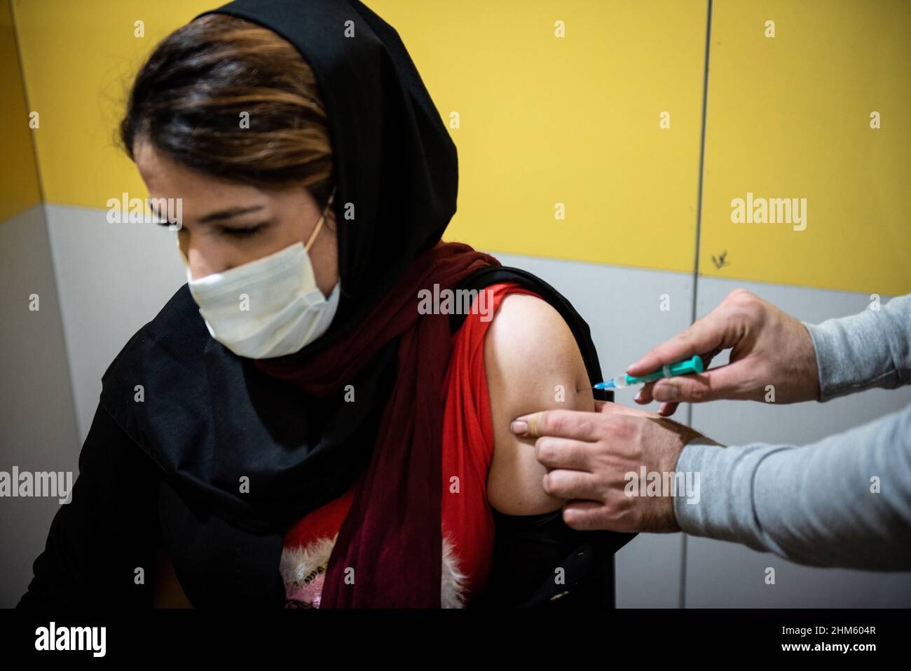 Téhéran, Iran.05th févr. 2022.Une jeune femme iranienne portant un masque facial protecteur reçoit une dose du vaccin anticoronavirus sinopharm (COVID-19) dans le complexe commercial d'Iranmall au nord-ouest de Téhéran.(Photo de Sobhan Farajvan/Pacific Press) crédit: Pacific Press Media production Corp./Alay Live News Banque D'Images