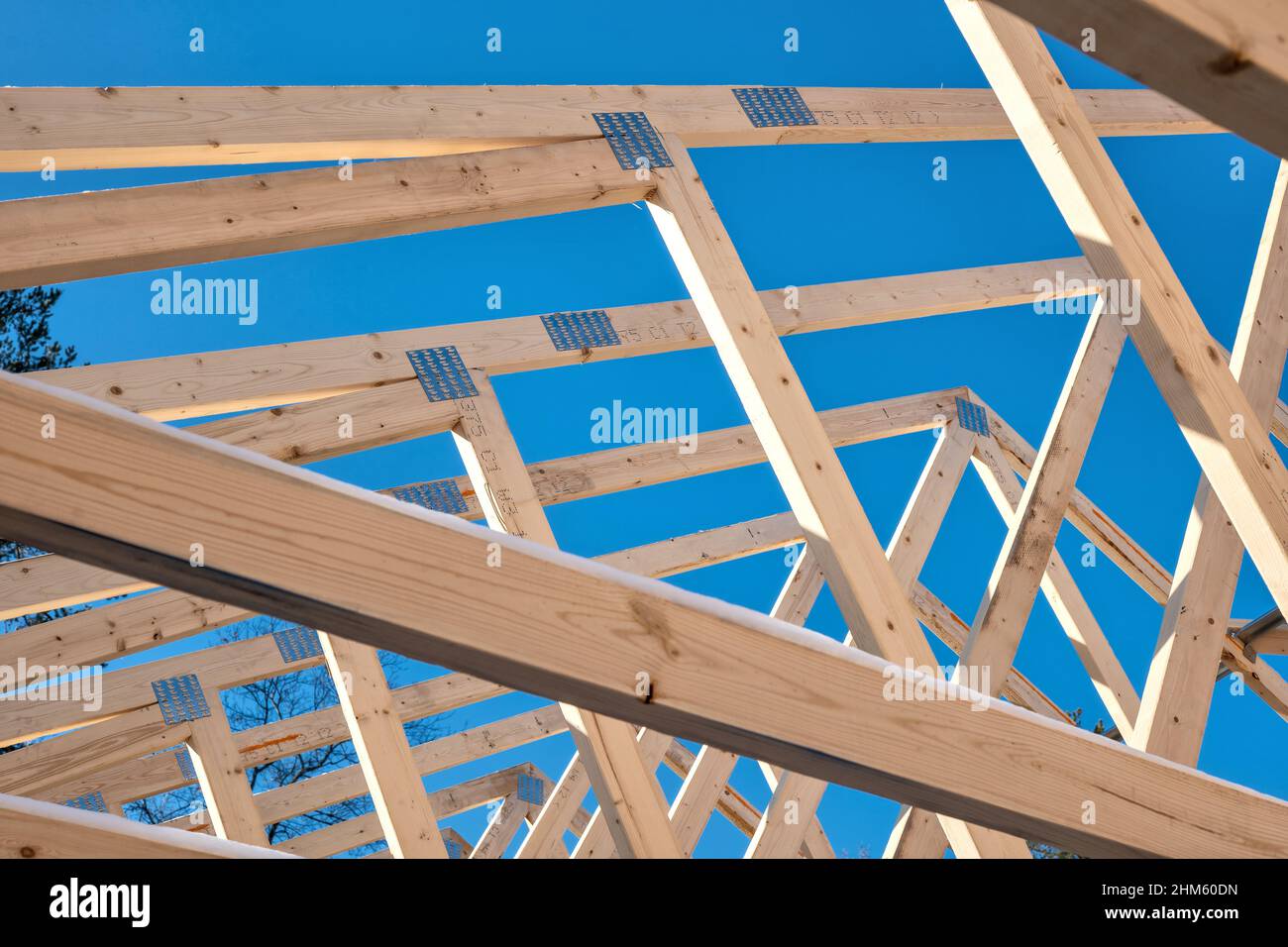Fermes de toit en bois sur un nouveau projet de construction de maison avec ciel bleu. Banque D'Images